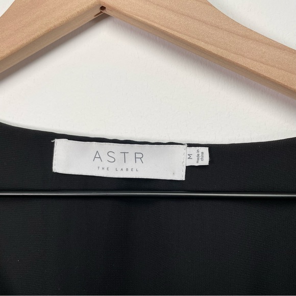 ASTR The Label Black Bubble Hem Puff Sleeve V Neck Top - Picture 2 of 4